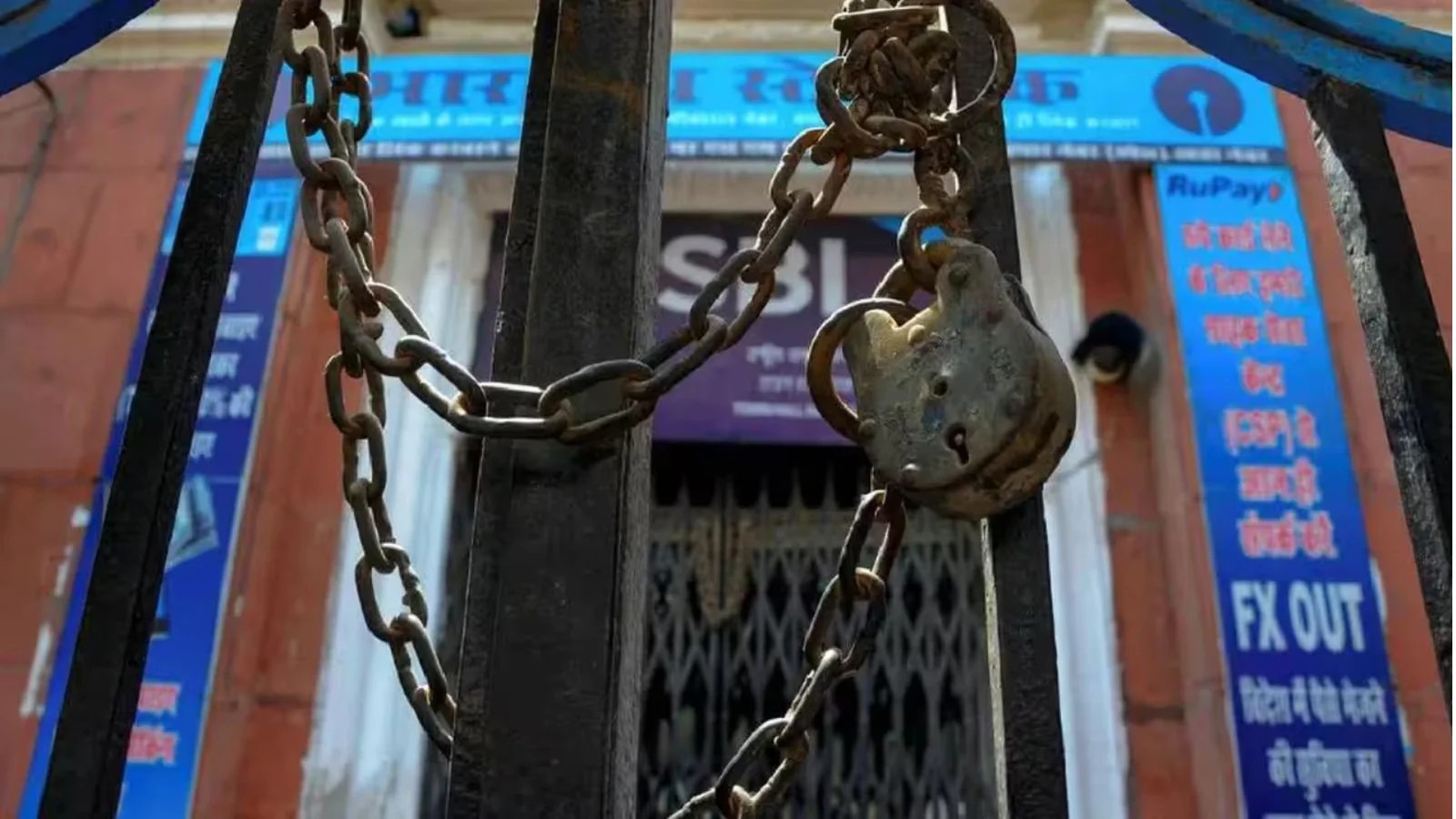 ತುಮಕೂರಿನಲ್ಲಿ ಬ್ಯಾಂಕ್ ನೌಕರರ ಪ್ರತಿಭಟನೆ | ಇಂದಿನಿಂದ 4 ದಿನ ಬ್ಯಾಂಕ್ ಬಂದ್ | 5 ದಿನಗಳ ಕೆಲಸಕ್ಕೆ ಆಗ್ರಹ