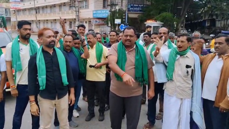 Davanagere : ಭದ್ರಾ ಬಲದಂಡೆ ನಾಲೆಗೆ ನೀರು ಹರಿಸುವಂತೆ ಬಿಜೆಪಿ-ರೈತರ ರಸ್ತೆ ತಡೆ ಪ್ರತಿಭಟನೆ..!!