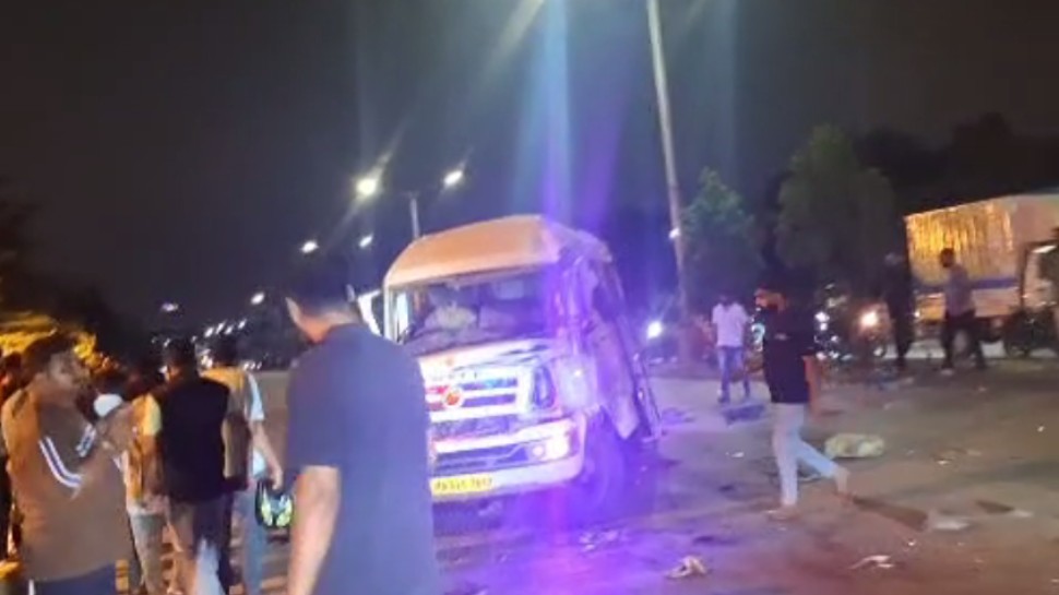 Bengaluru : ವ್ಹೀಲಿಂಗ್ ಪುಂಡಾಟಕ್ಕೆ ಟಿಟಿ ವಾಹನ ಪಲ್ಟಿ.. ಓರ್ವ ಸಾವು..!!