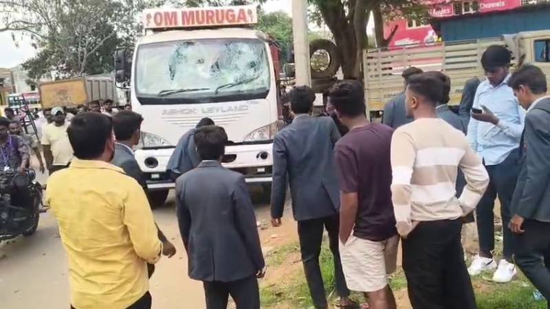 Anekal : ದ್ವಿಚಕ್ರ ವಾಹನಕ್ಕೆ ಸಿಮೆಂಟ್ ಲಾರಿ ಡಿಕ್ಕಿ - ವಿದ್ಯಾರ್ಥಿನಿ ದಾರುಣ ಸಾವು..!!
