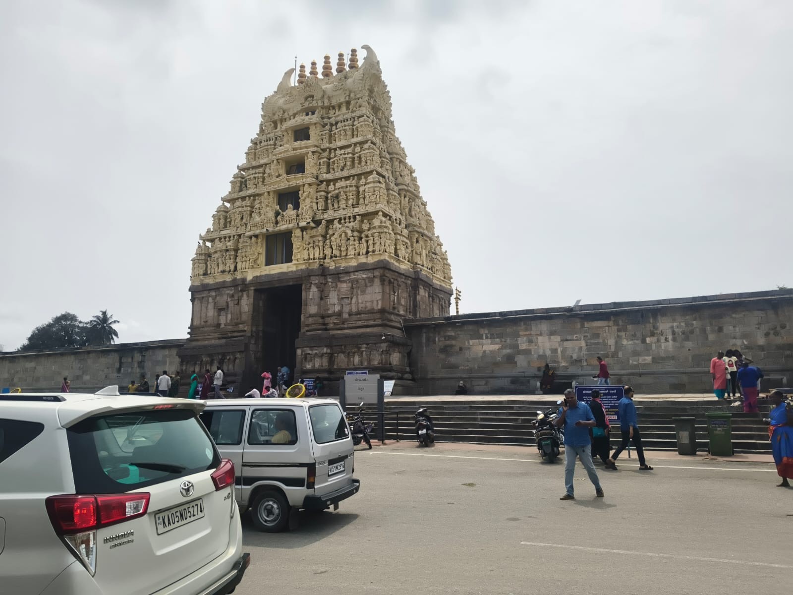 ಬೇಲೂರು ಚನ್ನಕೇಶವ ದೇಗುಲದ ಸುತ್ತ ತಳ್ಳುಗಾಡಿಗಳ ಕಾಟ | ಸ್ವಚ್ಛತೆ ಬಗ್ಗೆ ಸಾರ್ವಜನಿಕರ ಆಕ್ರೋಶ..