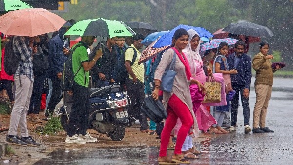 Karnataka Weather : ಬೆಂಗಳೂರಲ್ಲಿ ವರುಣನ ಅಬ್ಬರ..! ರಸ್ತೆಗಳು ಜಲಾವೃತ, ಸಂಜೆ ಹೊತ್ತಲ್ಲಿ ಟ್ರಾಫಿಕ್ ಜಾಮ್