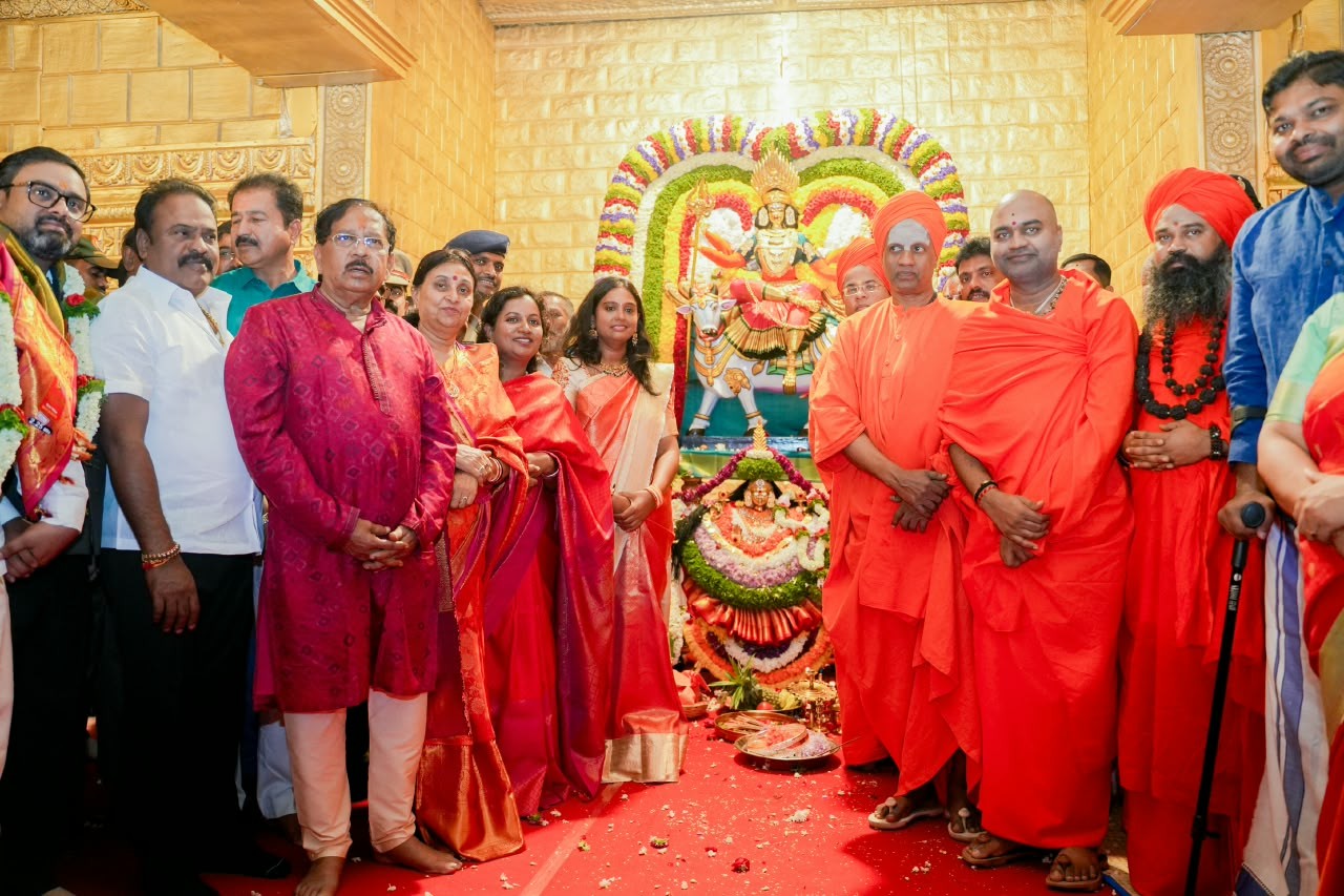 TUMAKURU : ʻಉಪʼ ಪದ ಹೋಗಿ ʻಮುಖ್ಯಮಂತ್ರಿʼ ಆಗಲಿ..! ಡಾ. ಜಿ. ಪರಮೇಶ್ವರ್‌ಗೆ ಶ್ರೀಗಳ ಆಶೀರ್ವಾದ..!!